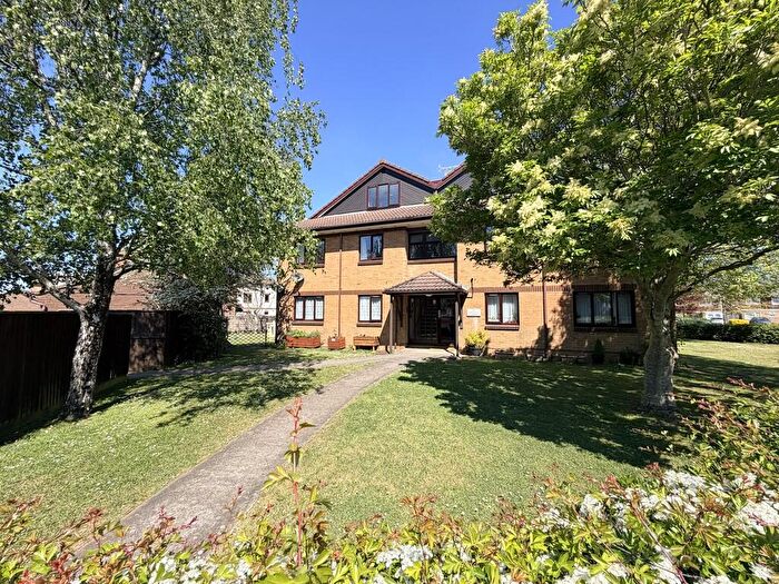 3 Bedroom Apartment For Sale In Chorley Close, Oakdale, BH15
