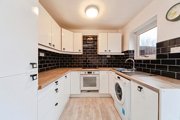 2 Bedroom House To Rent In Spindle Close, L6