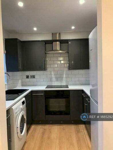 1 Bedroom Flat To Rent In Cotswold Way, Worcester Park, KT4
