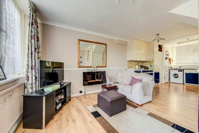 3 Bedroom Flat To Rent In Clem Attlee Court, Fulham, London, SW6