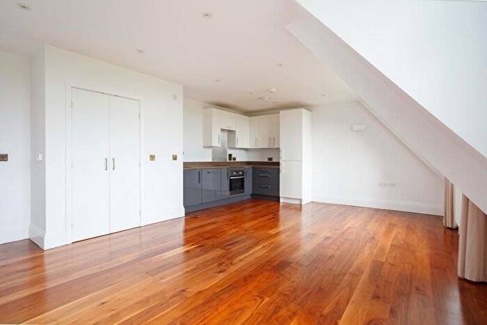 2 Bedroom Flat To Rent In Lesbourne Road Reigate, RH2