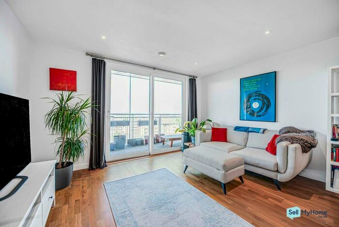 2 Bedroom Flat To Rent In Carriage Way, London, SE8