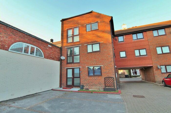 1 Bedroom Flat To Rent In Waterloo Road, Havant, PO9
