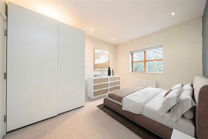 2 Bedroom Flat For Sale In Clarence Road, Teddington, TW11