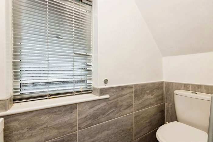 3 Bedroom Detached House For Sale In Newlyn Drive, Nottingham, NG8