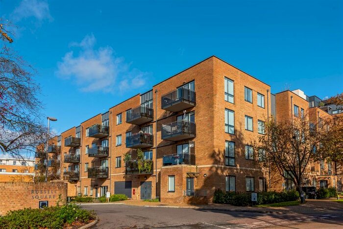 2 Bedroom Flat To Rent In Russells Crescent, Horley, RH6