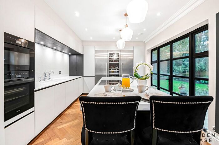 4 Bedroom Detached House For Sale In Greenacre Close, Hadley Highstone, EN5