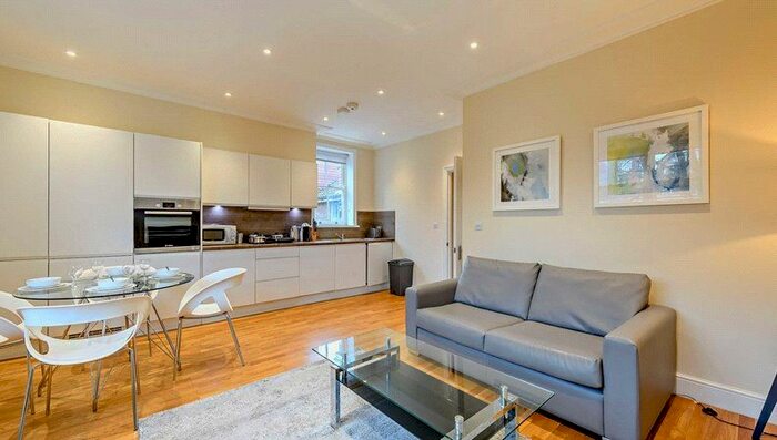 2 Bedroom Flat To Rent In Hamlet Gardens, Ravenscourt Park, London W6