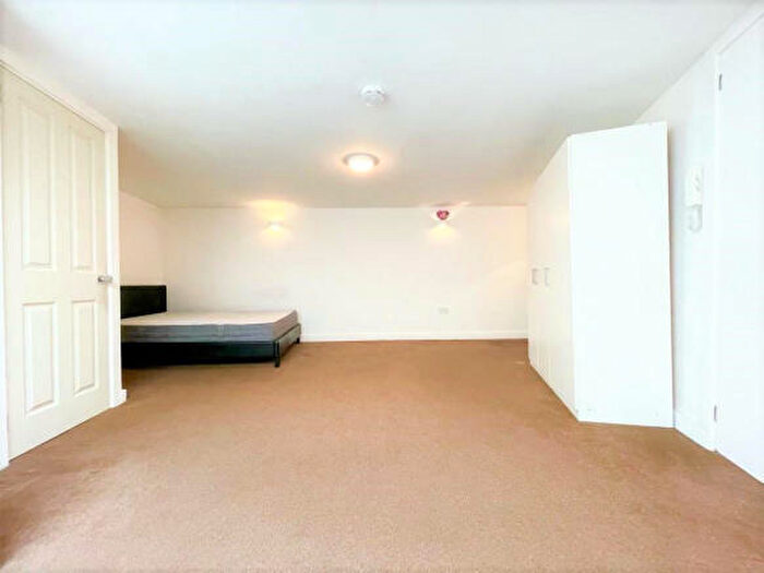 Flat To Rent In Queens Road, SE14