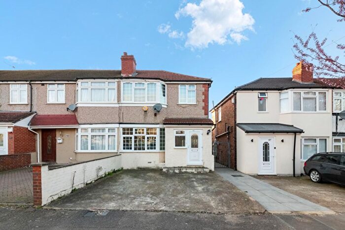 3 Bedroom Semi Detached House For Sale In Whittington Avenue, Hayes, UB4