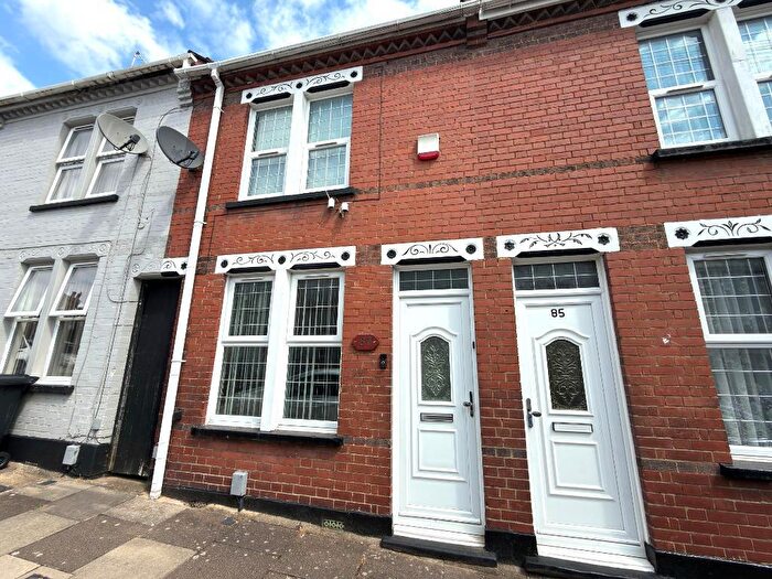 3 Bedroom Terraced House For Sale In Warwick Road, Luton, Bedfordshire, LU4