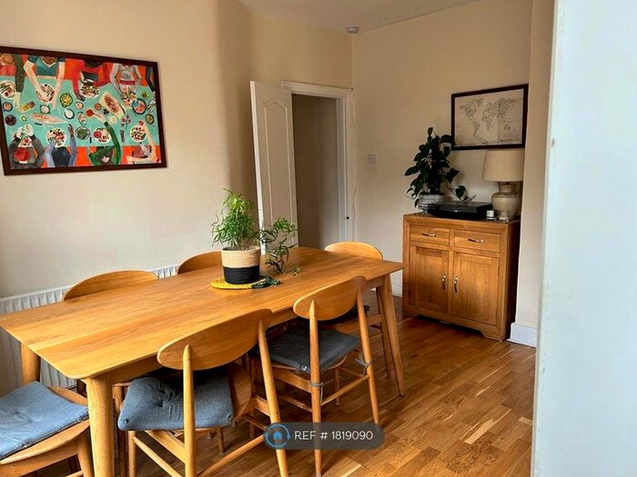 2 Bedroom Maisonette To Rent In London, London, SW20