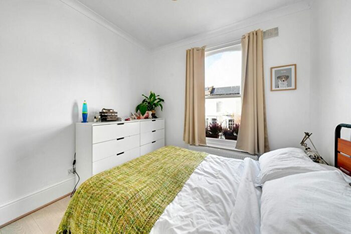 2 Bedroom Flat For Sale In Dynevor Road, London, N16