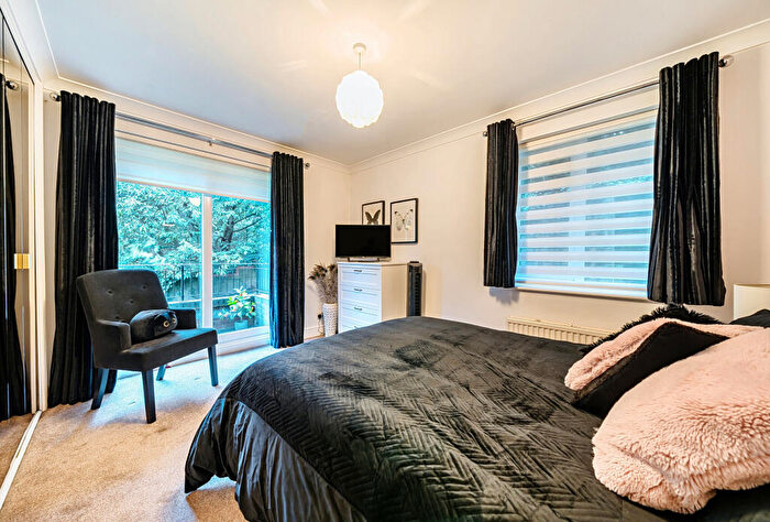 1 Bedroom Apartment For Sale In Mill Street, Redhill, Surrey, RH1