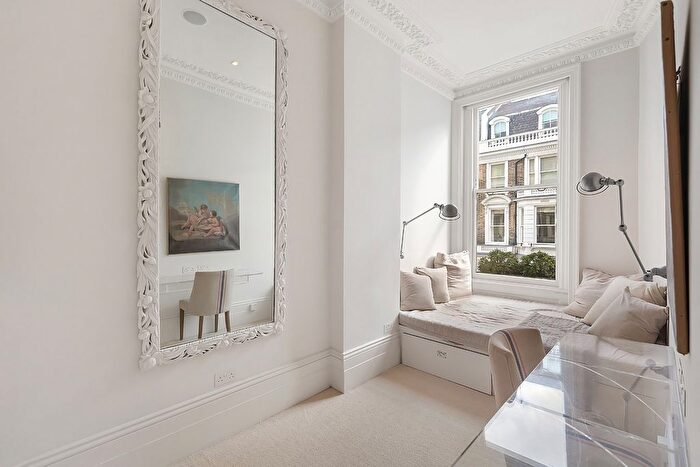 3 Bedroom Flat To Rent In Stafford Terrace, Kensington, W8