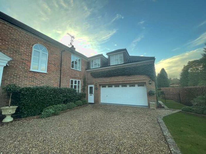 1 Bedroom Maisonette Flat To Rent In Llanvair Close, SL5