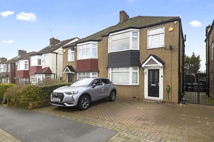 3 Bedroom Semi Detached House For Sale In Sherrards Way, Barnet, EN5