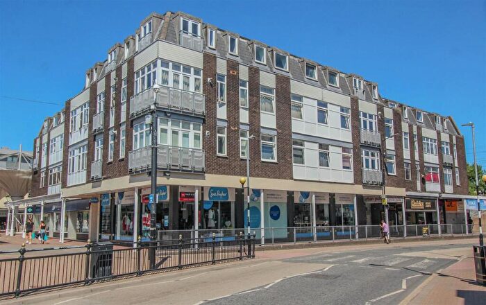 2 Bedroom Flat For Sale In High Street, Wickford, SS12