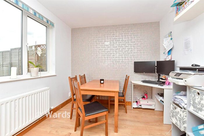 3 Bedroom End Of Terrace House For Sale In Blenheim Road, Sittingbourne, Kent, ME10
