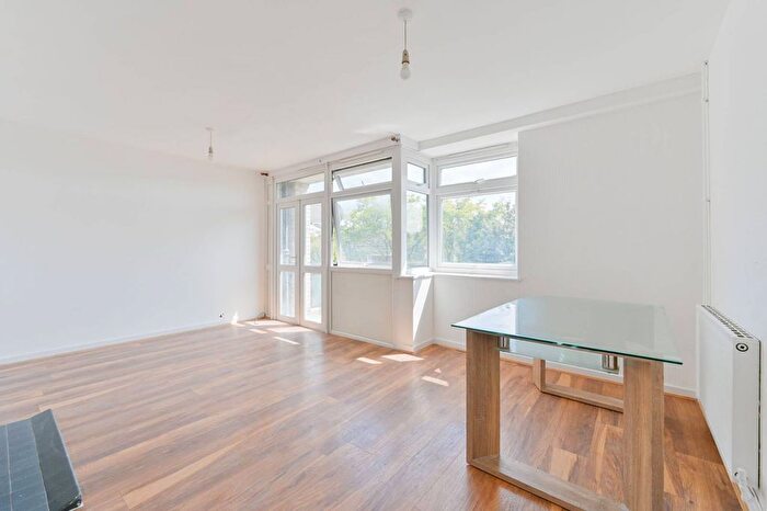 3 Bedroom Flat To Rent In Hazelhurst Road, Tooting Broadway, London, SW17