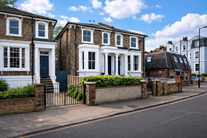 2 Bedroom Flat For Sale In Askew Road, London, W12