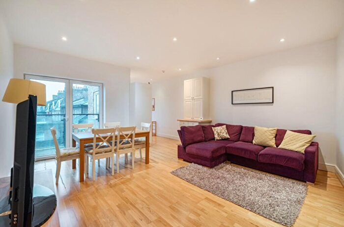 3 Bedroom Flat For Sale In Knights Hill, London, SE27