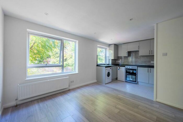 2 Bedroom Flat To Rent In Victoria Drive, Southfields, London, SW19