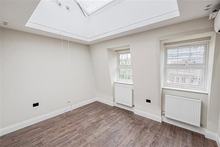 2 Bedroom Apartment To Rent In Yew Tree Court, Bridge Lane, Temple Fortune, NW11