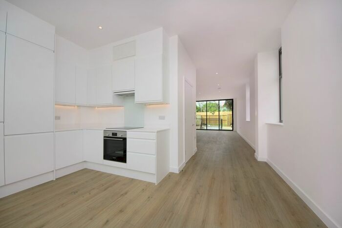 3 Bedroom Flat To Rent In Inglis Road, London, W5