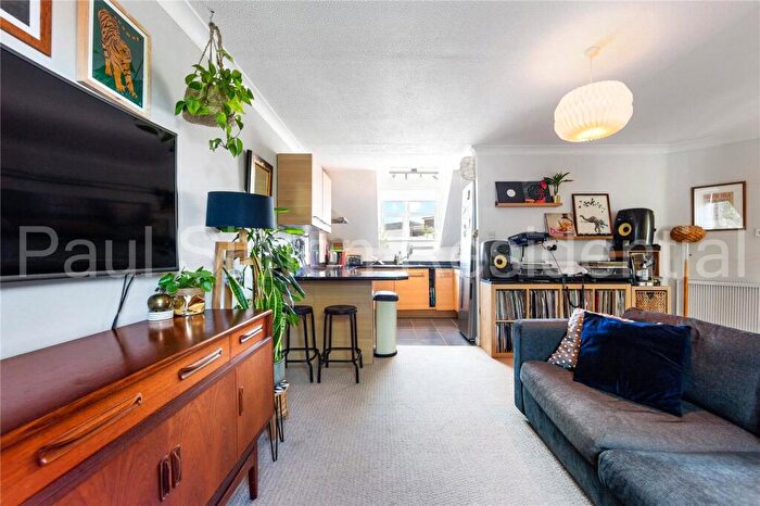 1 Bedroom Apartment For Sale In Finsbury Park Avenue, London, N4