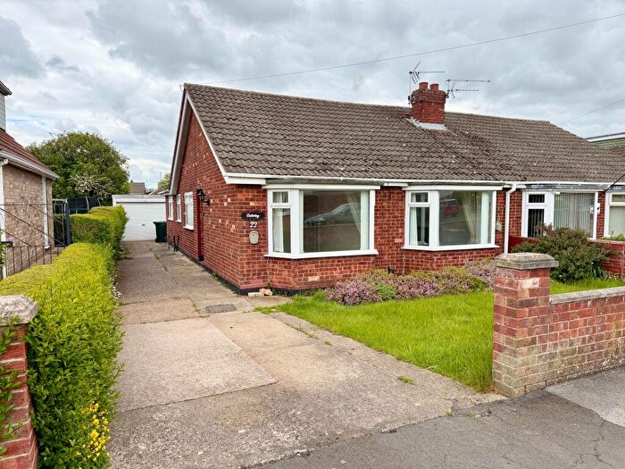 3 Bedroom Semi-Detached Bungalow For Sale In Lindsey Drive, Holton-Le-Clay, DN36
