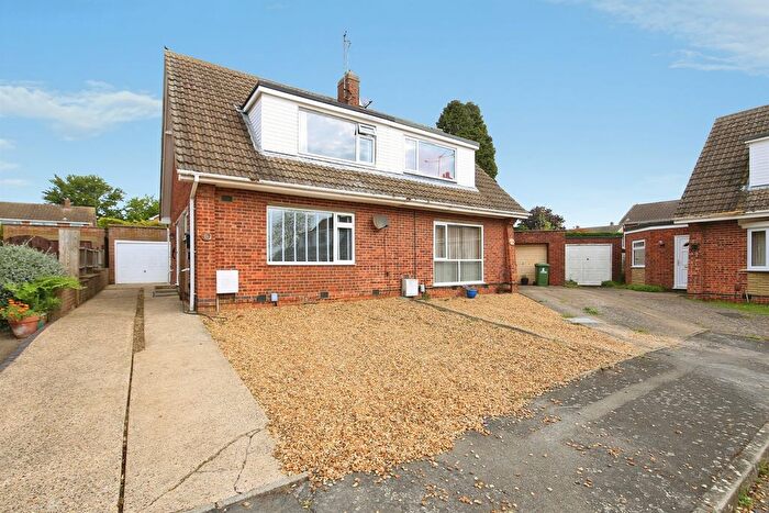 3 Bedroom Semi Detached House For Sale In Litchfield Close, Yaxley, Peterborough, PE7