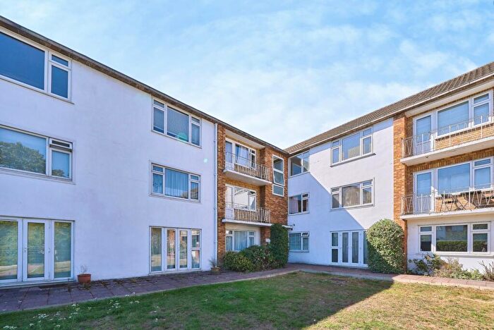 2 Bedroom Flat For Sale In Snakes Lane, Woodford Green, IG8