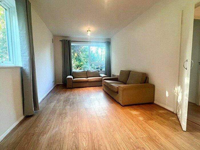 2 Bedroom Apartment For Sale In Albert Road, London, N22