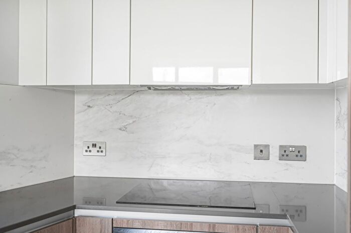 1 Bedroom Flat To Rent In Hamond Court, Queenshurst Square, Kingston Upon Thames, Surrey, KT2