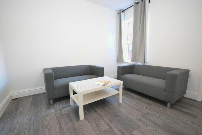 6 Bedroom Terraced House To Rent In Grange Avenue, Reading, RG6