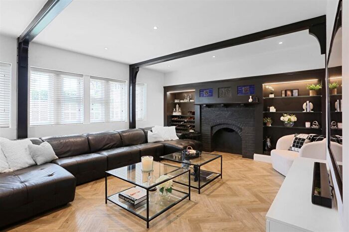 2 Bedroom Maisonette For Sale In The Spinney, Cheam, SM3