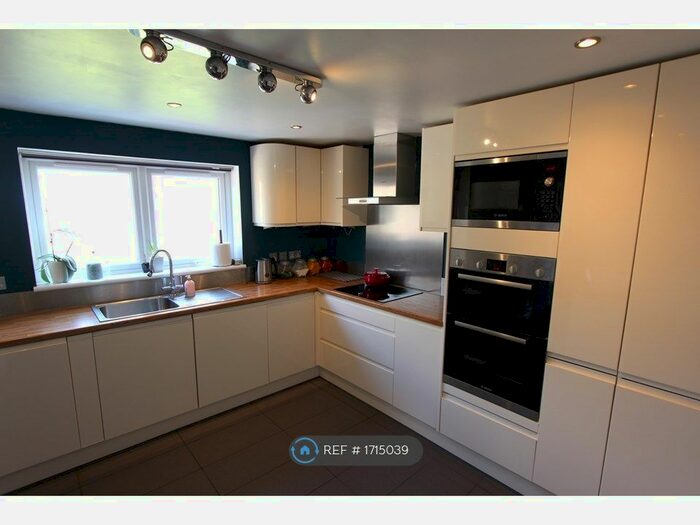 3 Bedroom Semi-Detached House To Rent In Kent Way, Maidenhead, SL6