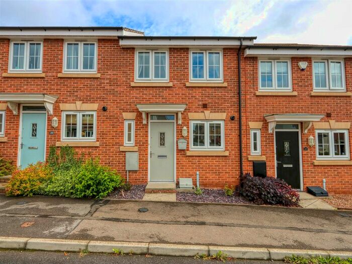 2 Bedroom Town House To Rent In Horse Chestnut Close, Chesterfield, Derbyshire, S40