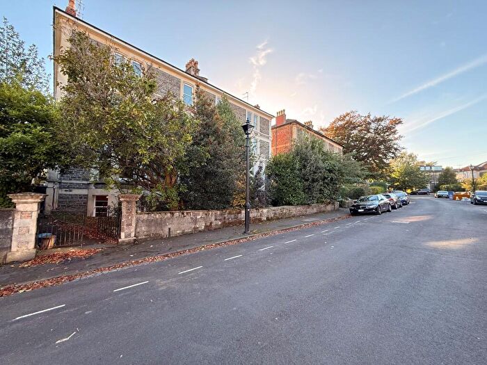 3 Bedroom Flat To Rent In Fernbank Road, Redland, BS6