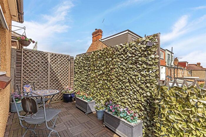 2 Bedroom Flat To Rent In Upper Richmond Road West, East Sheen, SW14