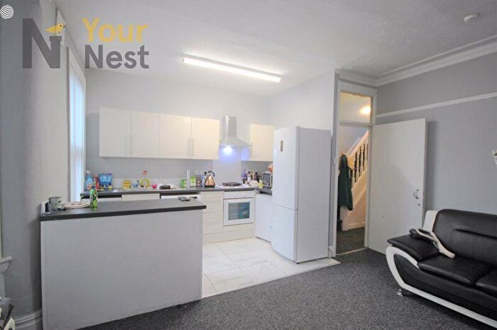 4 Bedroom Flat To Rent In Headingley Avenue, Headingley, Leeds, LS6