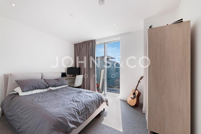 2 Bedroom Flat To Rent In Bouchon Point, The Silk District, E1