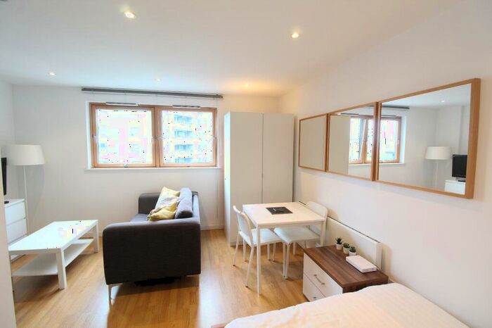 Flat To Rent In Gateway South, Marsh Lane, Leeds, LS9