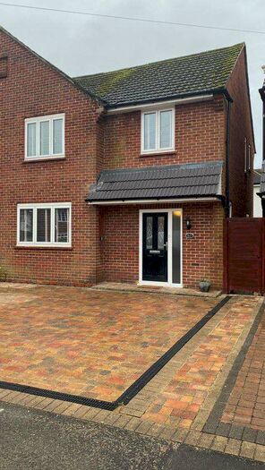 3 Bedroom Detached House To Rent In Addlestone, Surrey, KT15