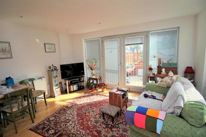 2 Bedroom Flat To Rent In Castle Lane, Bedford, MK40