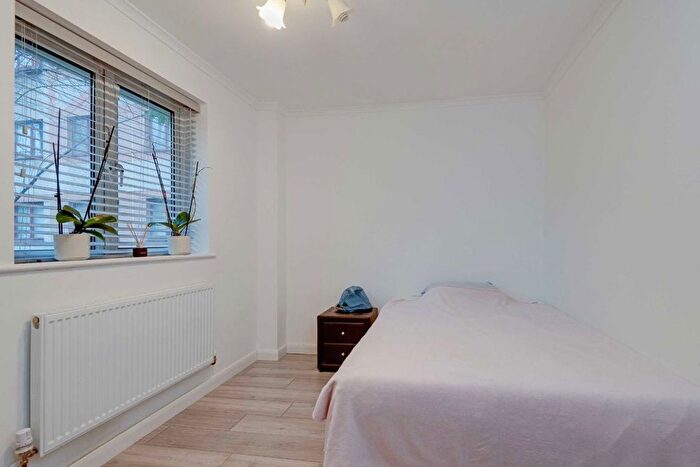 3 Bedroom Flat To Rent In Swain Street, London, NW8