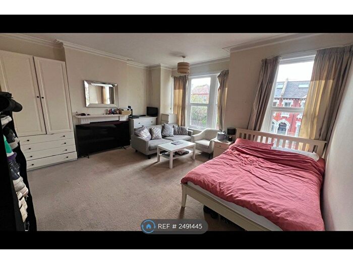 Studio To Rent In Elms Crescent, London, SW4