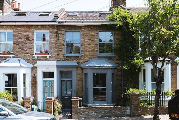 4 Bedroom House For Sale In Danesdale Road, Hackney, E9