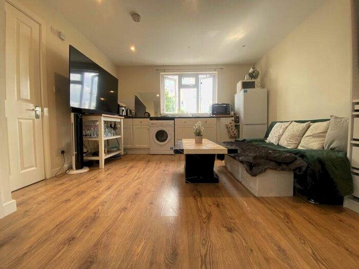 1 Bedroom Mews To Rent In Locket Road, Wealdstone, HA3